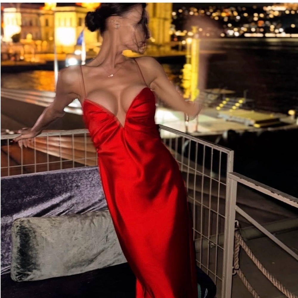VIRAL NEW ! ZARA SATIN SWEETHEART DRESS
🚨FIRM PRICE NO DISCOUNT ON THIS DRESS - Picture 3 of 15